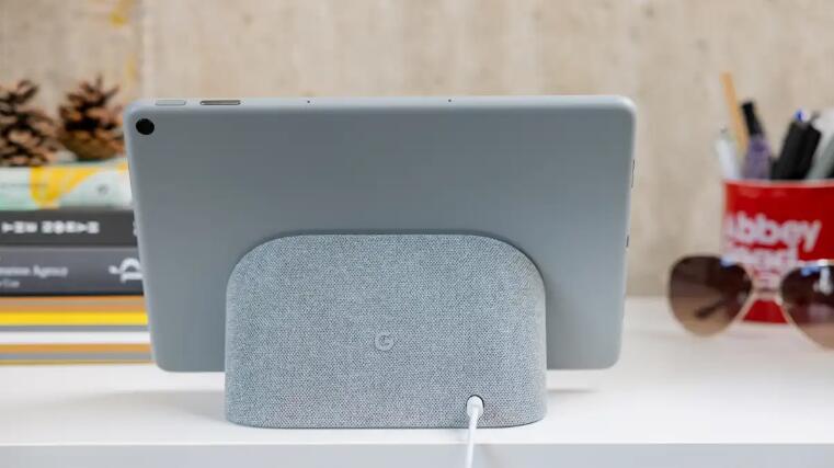 Connect speakers via pogo pin contacts